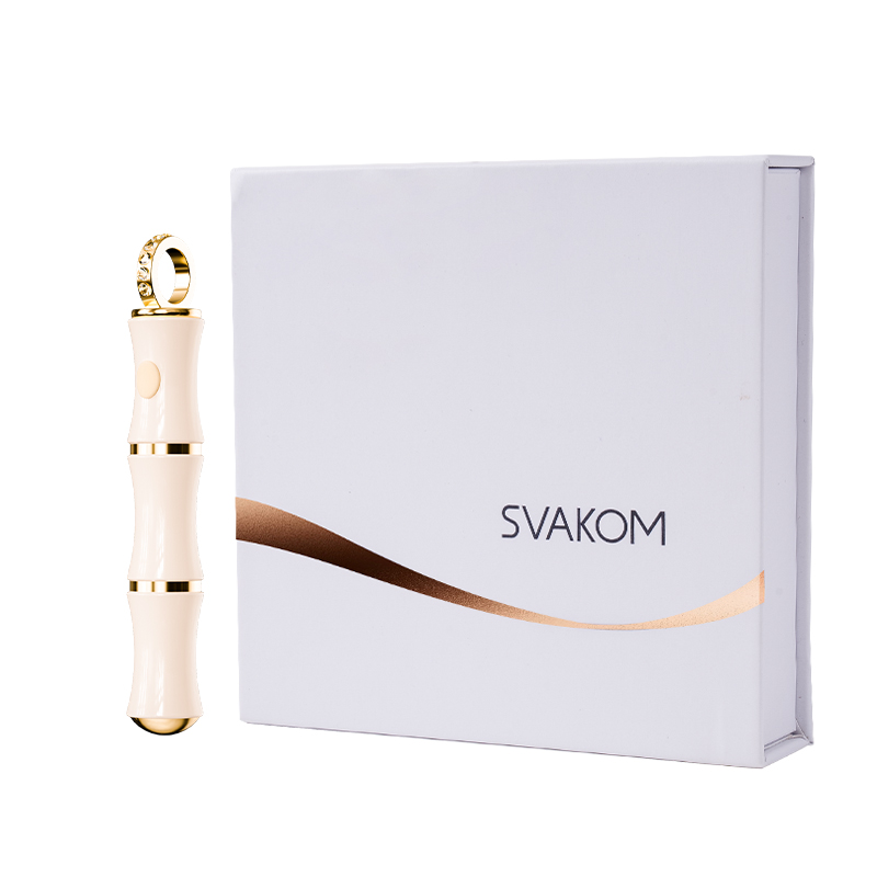体验前所未有的快感,Svakom 竹已隐形项链跳蛋 是一款优雅、隐秘且可佩戴的配件,重新定义了亲密体验。这款竹节造... SVAKOM - Zhuyi 竹形稳密项链震动器 - 白色 照片-6