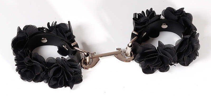 Flower Series Bondage BDSM Set for Women with Hand Bag
Incl... MT - Flower Bondage Set w Hand Bag - Black photo-3