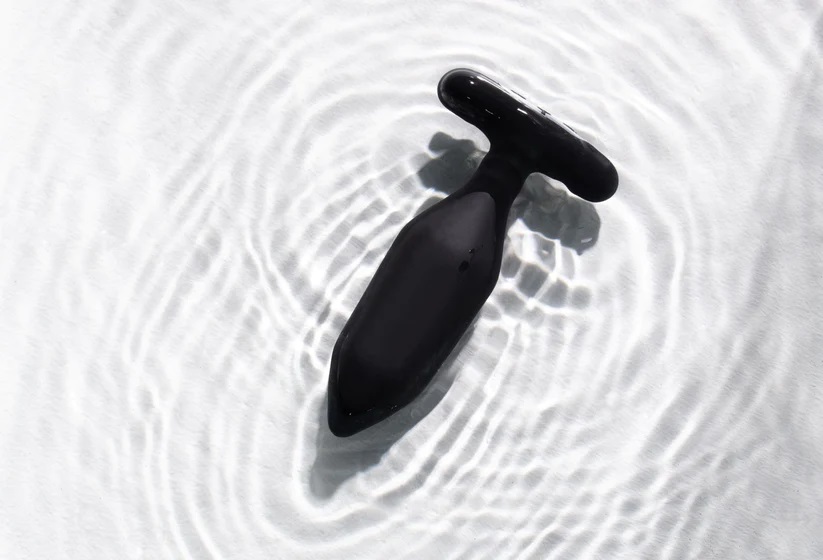 The Onyx butt vibrator is designed for its weighted fulfilli... Je Joue - Egon Vibro Butt Plug - Black photo-11