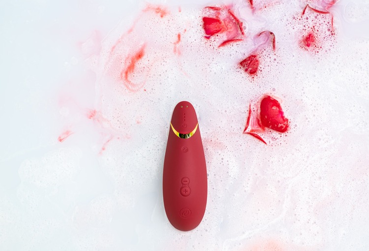 我們想通知您,適用於 Wow Tech 產品(ROMP、Womanizer、We-Vibe、Arcwave)的充電器適配... Womanizer - Premium 2 陰蒂吸啜器 - 酒紅色 照片-17