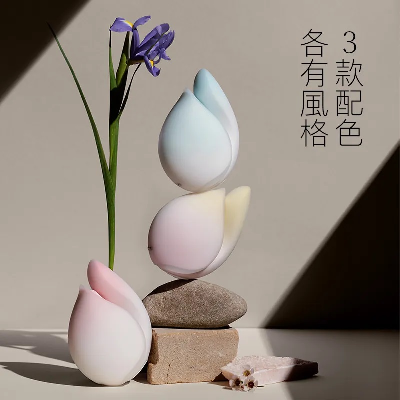 全女性團隊研發的品牌,配合東方美學設計,
完美體貼女生的所有需要。
吸啜震動器 & G點按摩棒一組搞定,
既是... Floon - 1+1 Pleasure Combo Vibrator Set - Sky Blue 照片-11