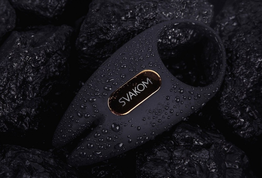 坐下來,讓自己舒適一點,然後讓 SVAKOM APP 掌控一切。Winni 2 具備藍牙功能,完全兼容 SVAKOM A... Svakom - Winni 2 陰莖環 - 黑色 照片-10