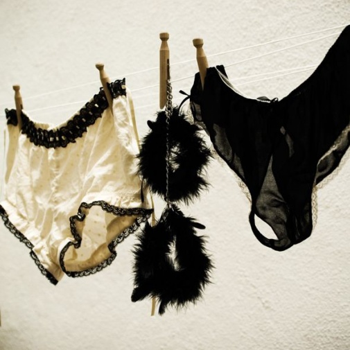 Bijoux Indiscrets - Za Za Zu Feather Handcuffs - Black photo