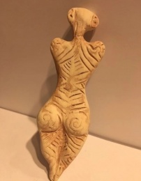 特里皮爾利亞女神平面雕像 複製品 照片